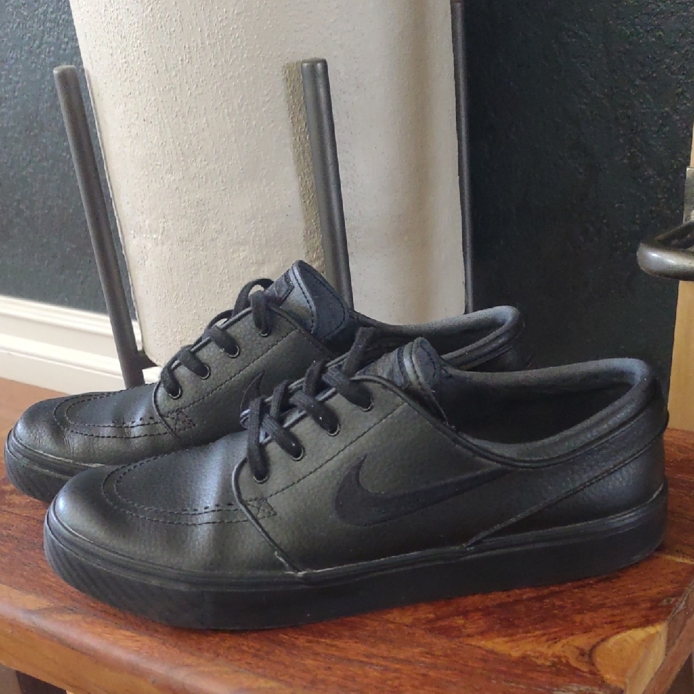 Nike Men's Black Leather Sneakers